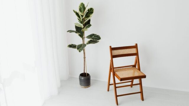 シンプルなイス