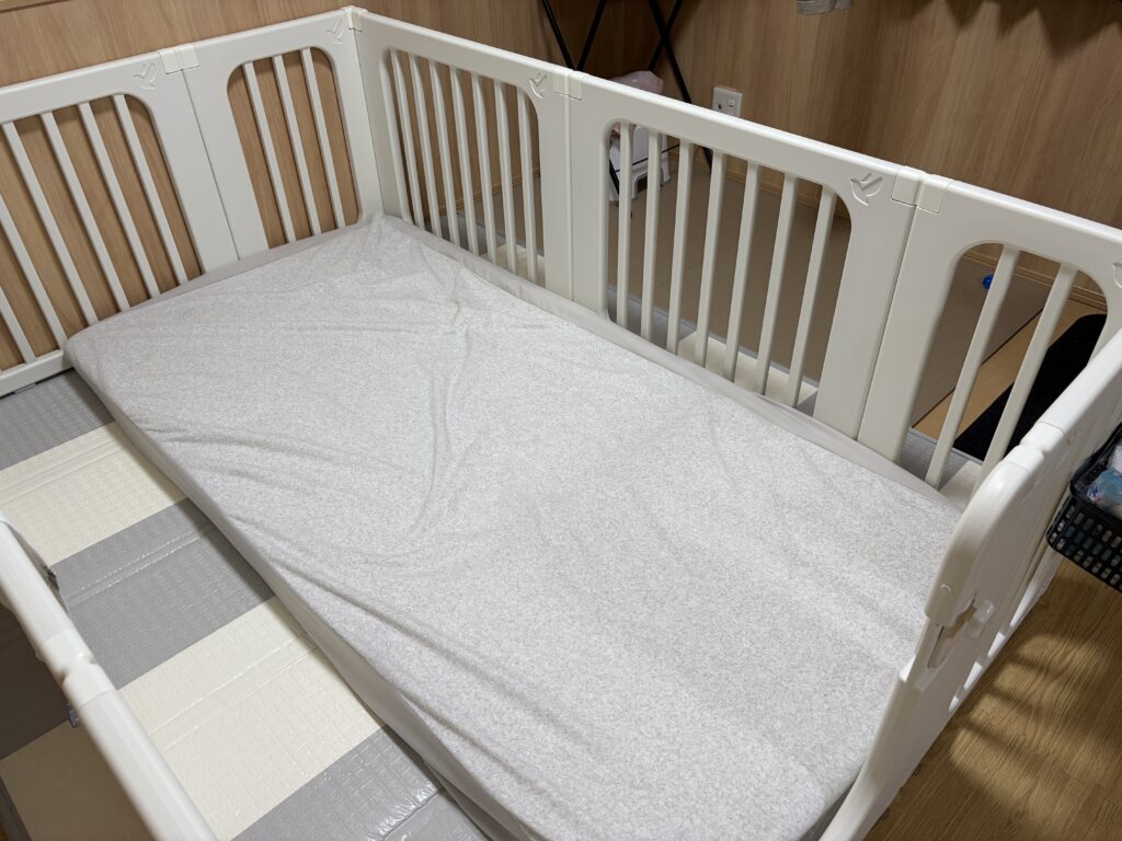 シングルベッドをベビーサークル内で使っている写真
