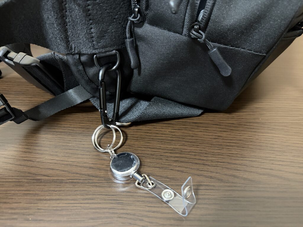 カラビナや伸びるパーツをつけたヒップシート