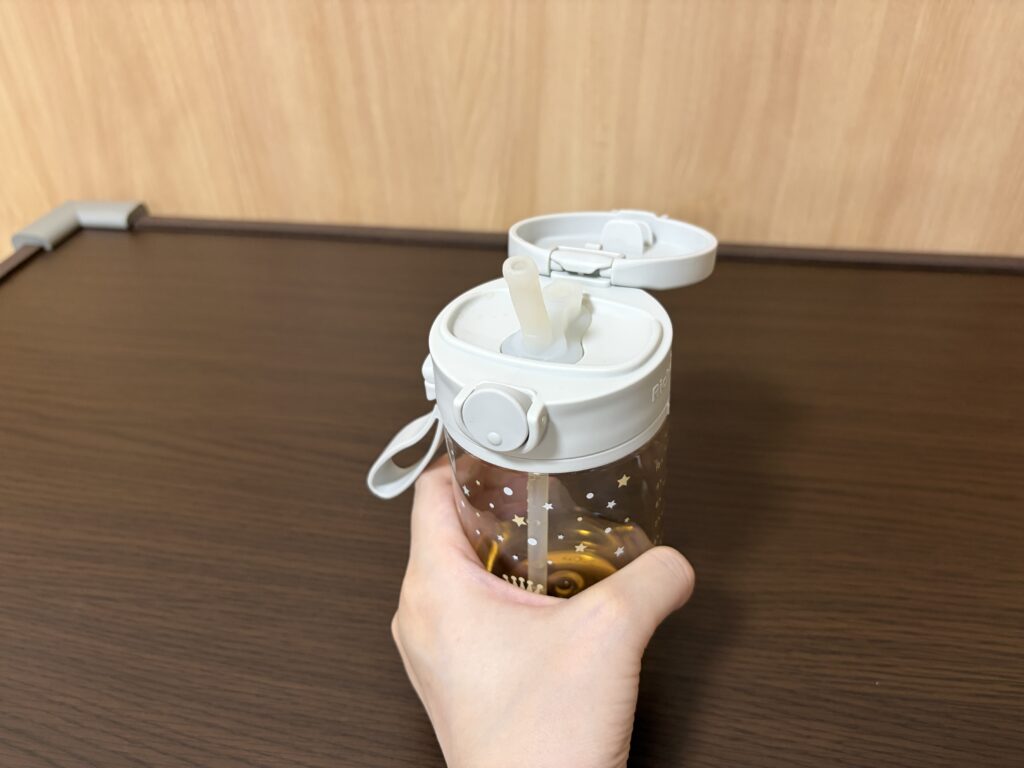 リッチェル アスターのストロータイプをストラップ付きで使用している様子