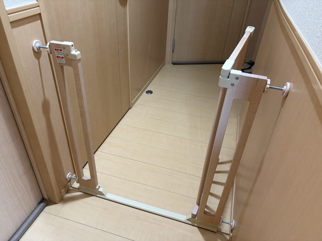 トイレ前に設置したベビーゲートで安全対策した様子