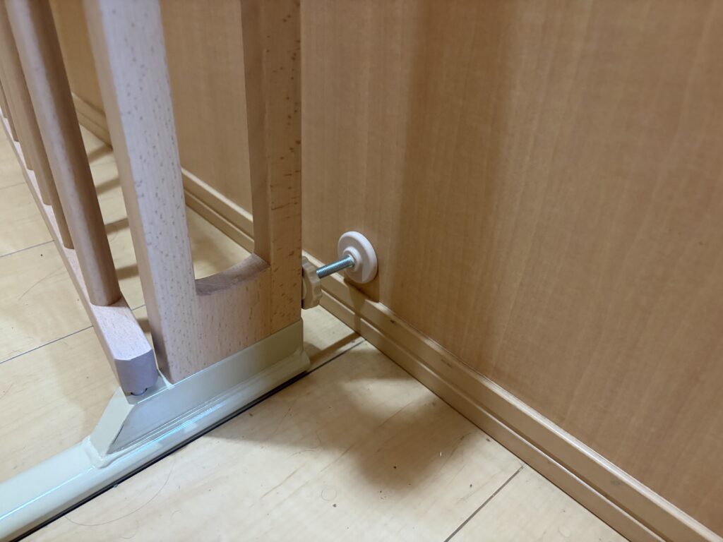 巾木がある壁に設置したタンスのゲン木製ベビーゲート