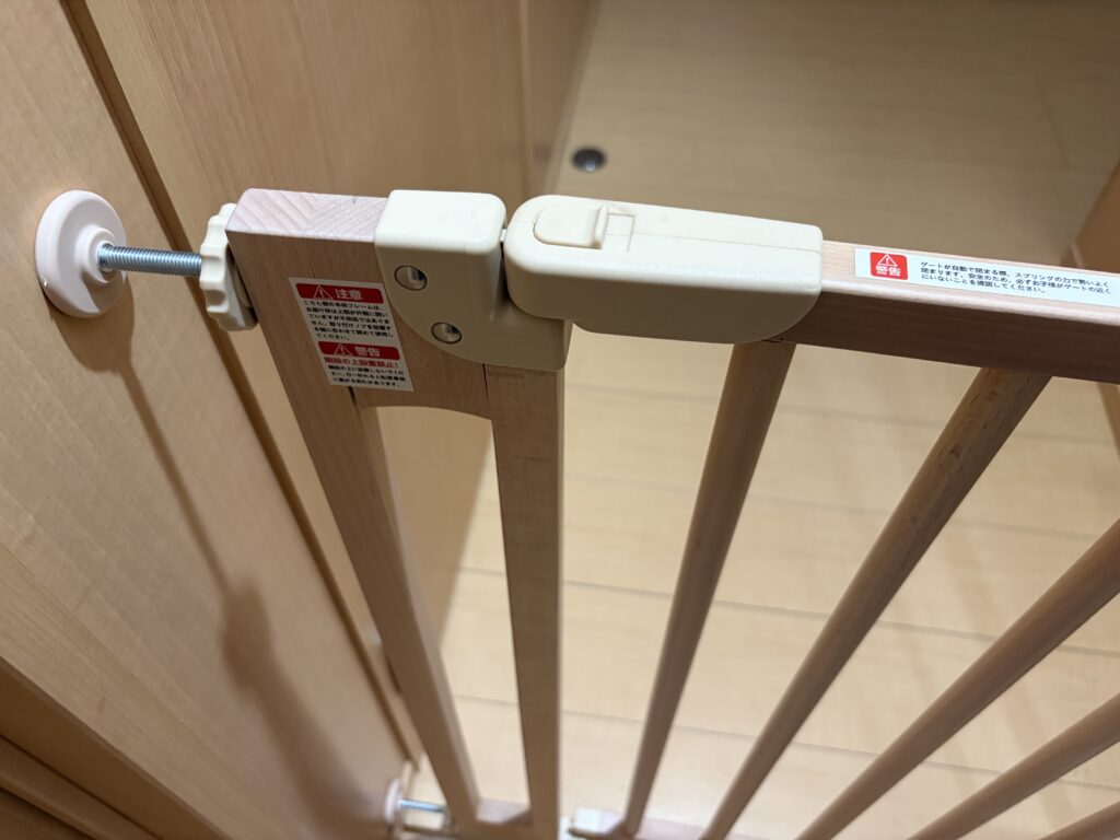 タンスのゲンベビーゲートのロック部分