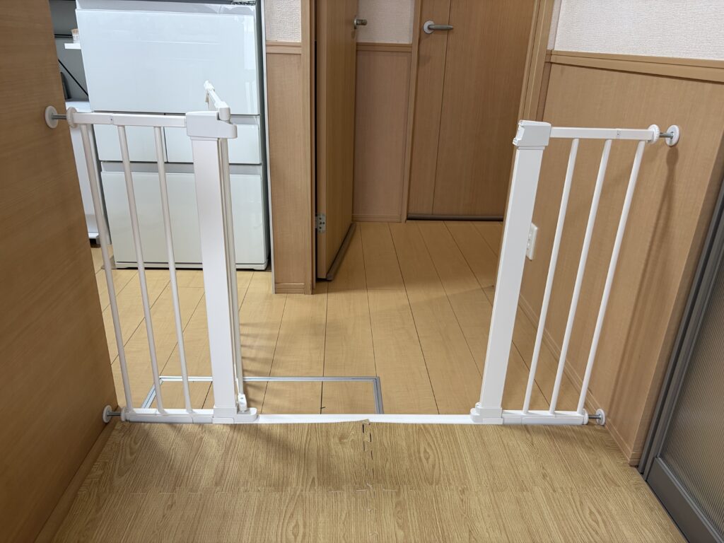 キッチン前に設置したタンスのゲンワイドベビーゲート