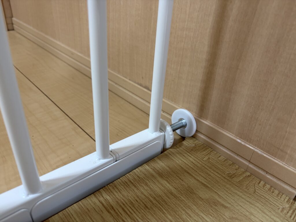 巾木がある壁に設置したタンスのゲンワイドベビーゲート