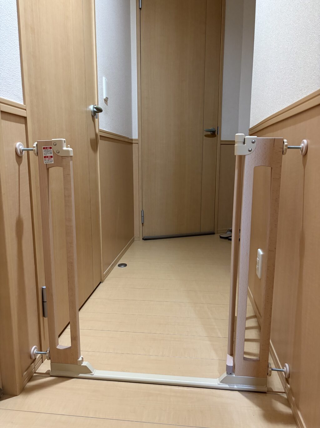 賃貸のトイレ前に設置したタンスのゲン木製ベビーゲート