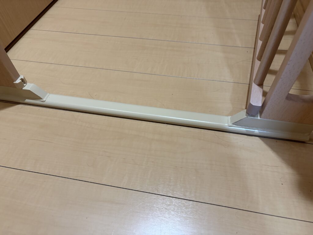 タンスのゲンベビーゲートの床部分の段差