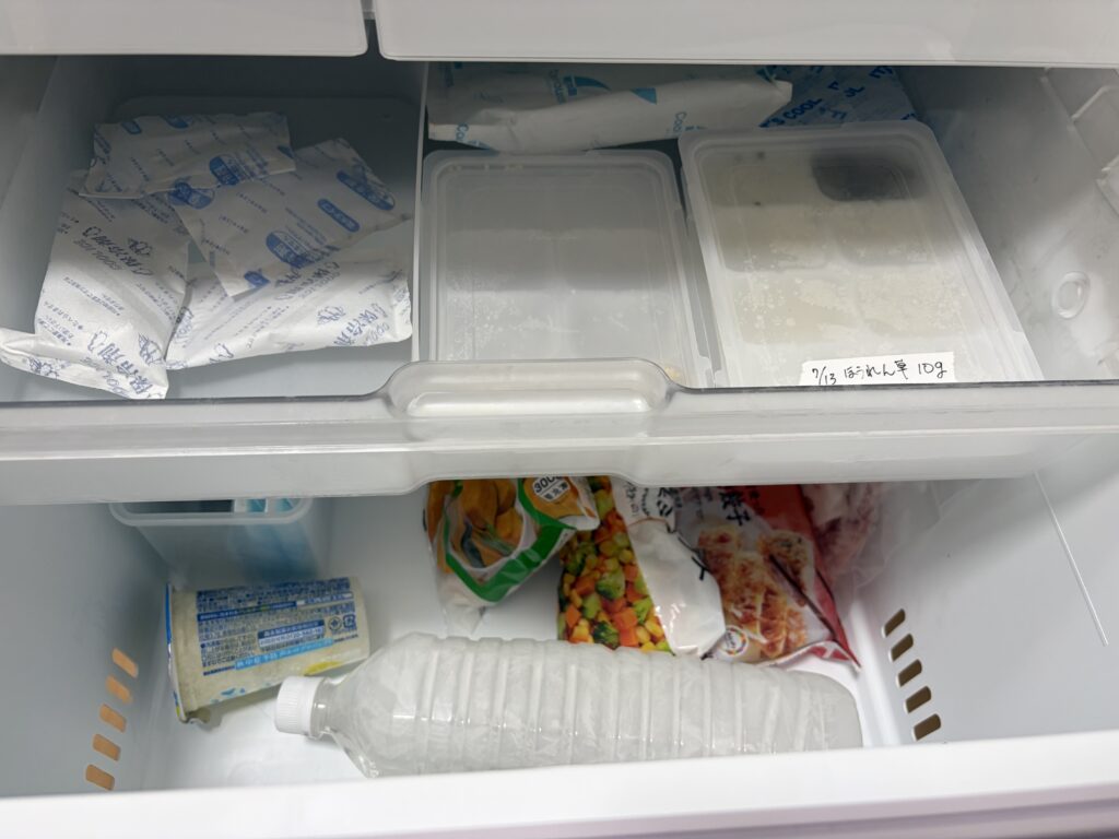 離乳食や冷凍食品を収納した東芝VEGETA 411Lの冷凍室