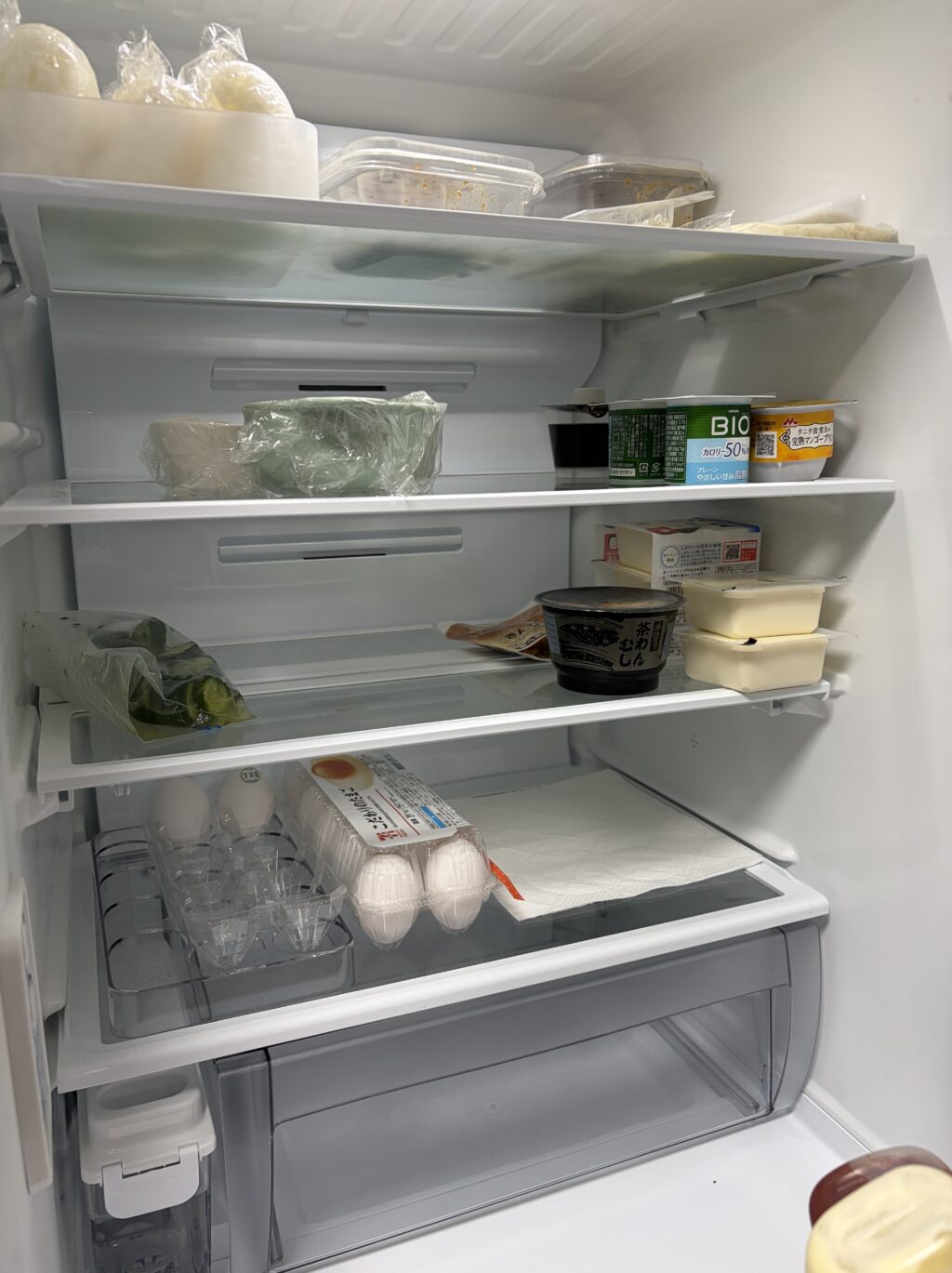 鍋と飲み物を収納した東芝VEGETA 411Lの冷蔵室とドアポケット