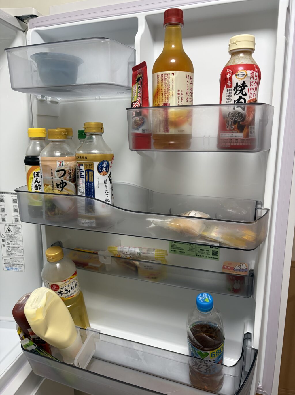 鍋と飲み物を収納した東芝VEGETA 411Lの冷蔵室とドアポケット