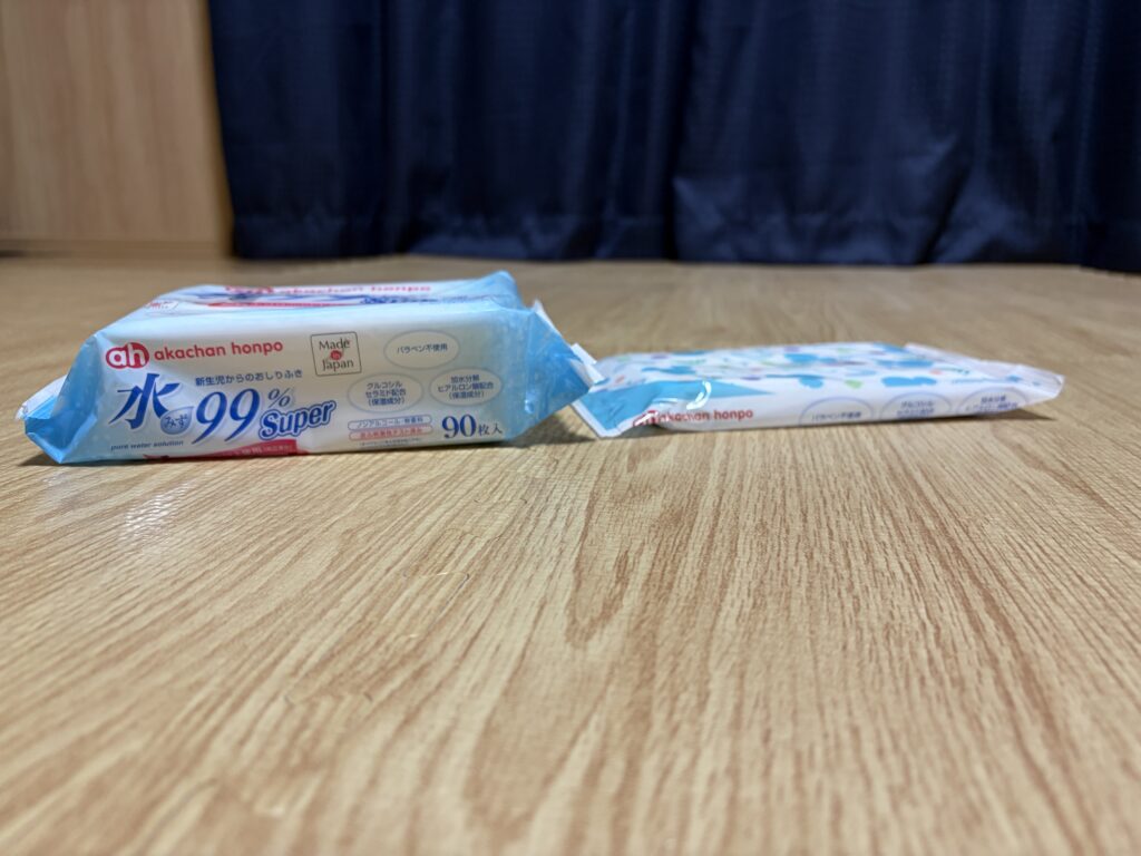 アカチャンホンポ 水99%Super スタンダード90枚入りと携帯用30枚入りの厚み比較
