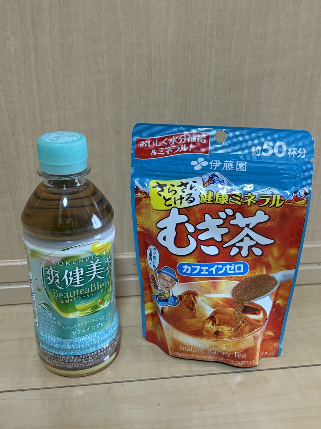 ペットボトル300mlと粉末麦茶40gパックの大きさ比較