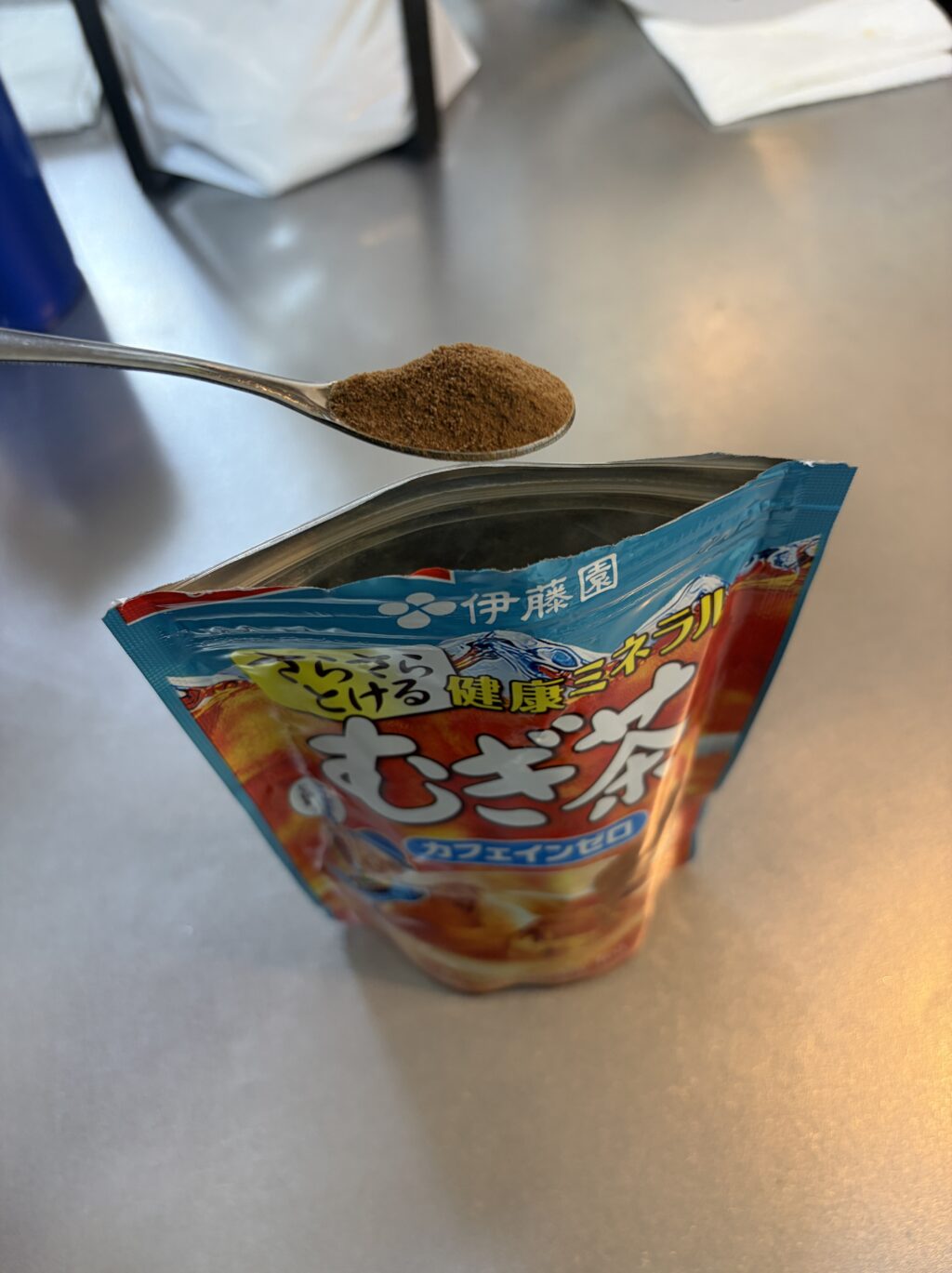 ティースプーンに乗せた粉末麦茶